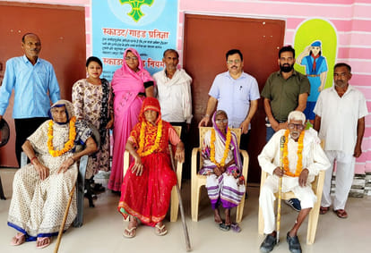 SDM honored centenarian votersSDM honored centenarian voters