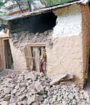 धनगढ़ी-नेपाल में भूकंप से क्षतिग्रस्त घर।