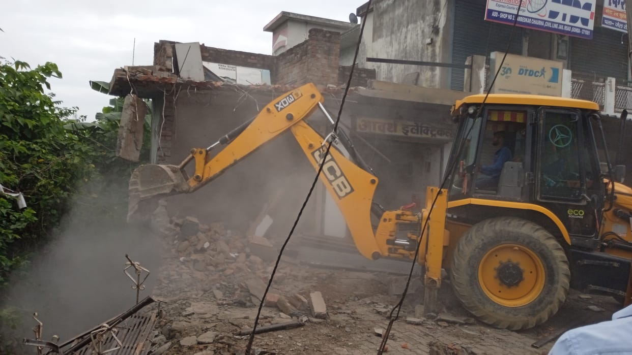 Bulldozer ran on houses and shops built on Nazul land