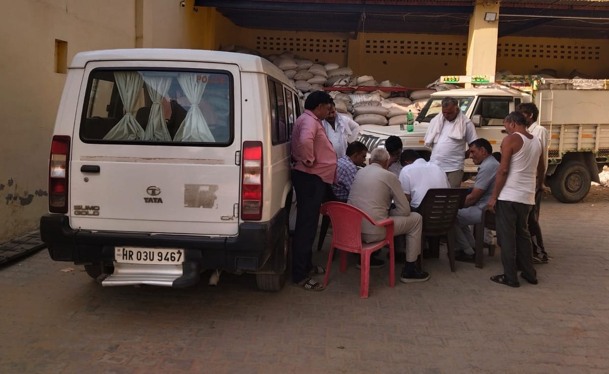 Chief Minister Flying Squad raided two warehouses and caught illegal storage of grains