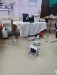 जिला अस्पताल के पीआईसीयू वार्ड में तोड़फोड़ के बाद बिखरे उपकरण। 