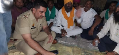 Workers angry over challan of trolley, sit on dharna