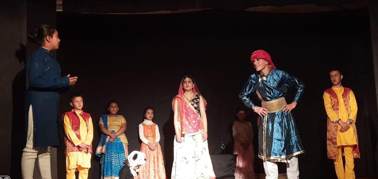 Attacked corruption with the drama Lakh Ki Nak