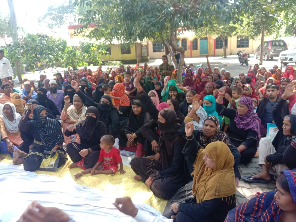 CPI(M) workers staged a sit-in and demonstrated