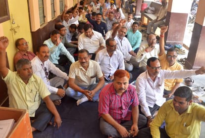 Accountants staged a protest in the tehsil, boycotted work