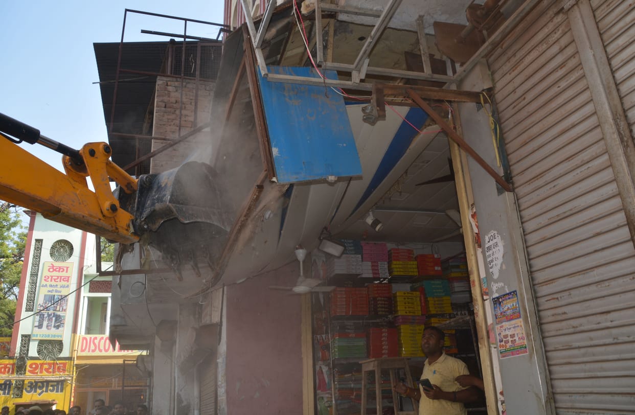 The administration broke the platforms in front of 150 shops including the establishment of the former chairman and the head of the trade board.