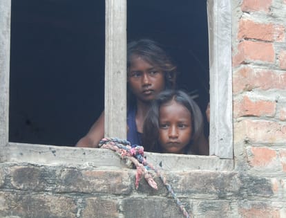 Deoria News: आरोपियों की तलाश में ताबड़तोड़ छापे, स्कूली बच्चे परिवार के साथ घरों में कैद Rapid raids in search of the accused, school children imprisoned in their homes with their families