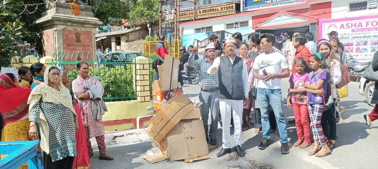 AAP burnt the effigy of the central government