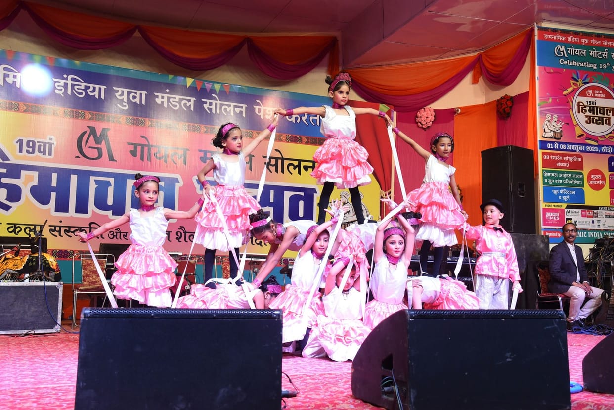 Mainu lehenga lehe mahang ja marjaneyan, but the audience danced a lot.