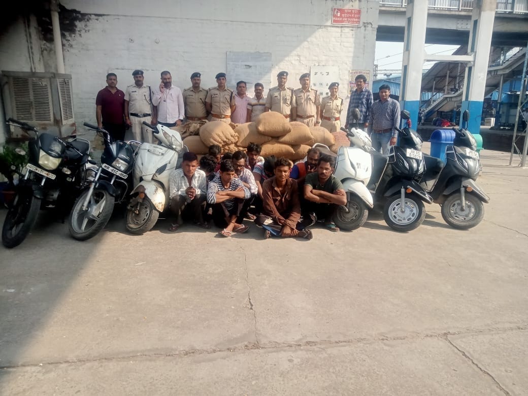 Gang used to steal grains from goods train arrested