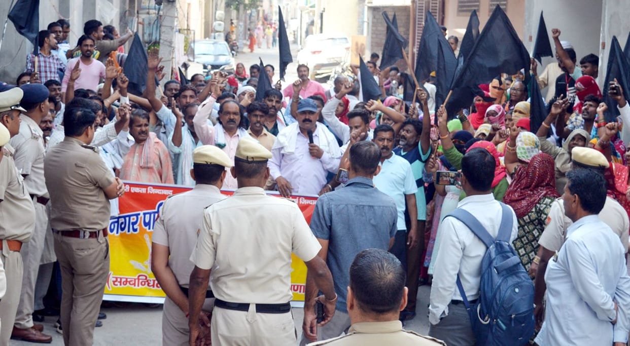 Sanitation workers surrounded MLA's residence with demands, submitted demand letter
