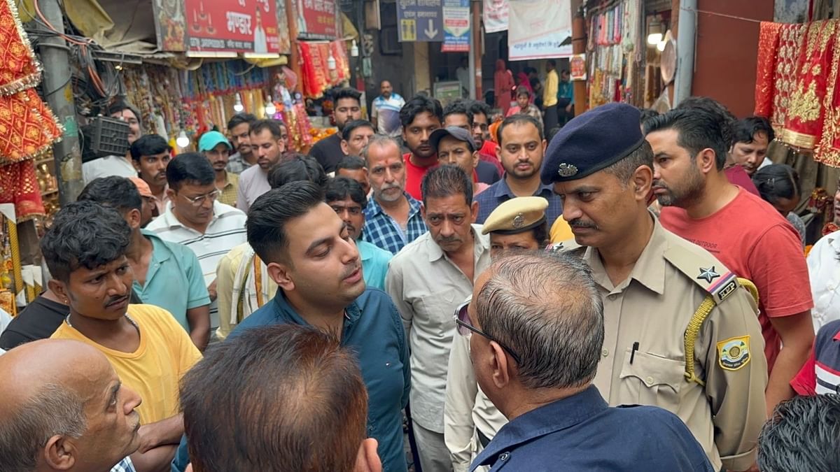 Kangra News: दुकानों के आगे रखा सामान हटवाया, दो के काटे चालान