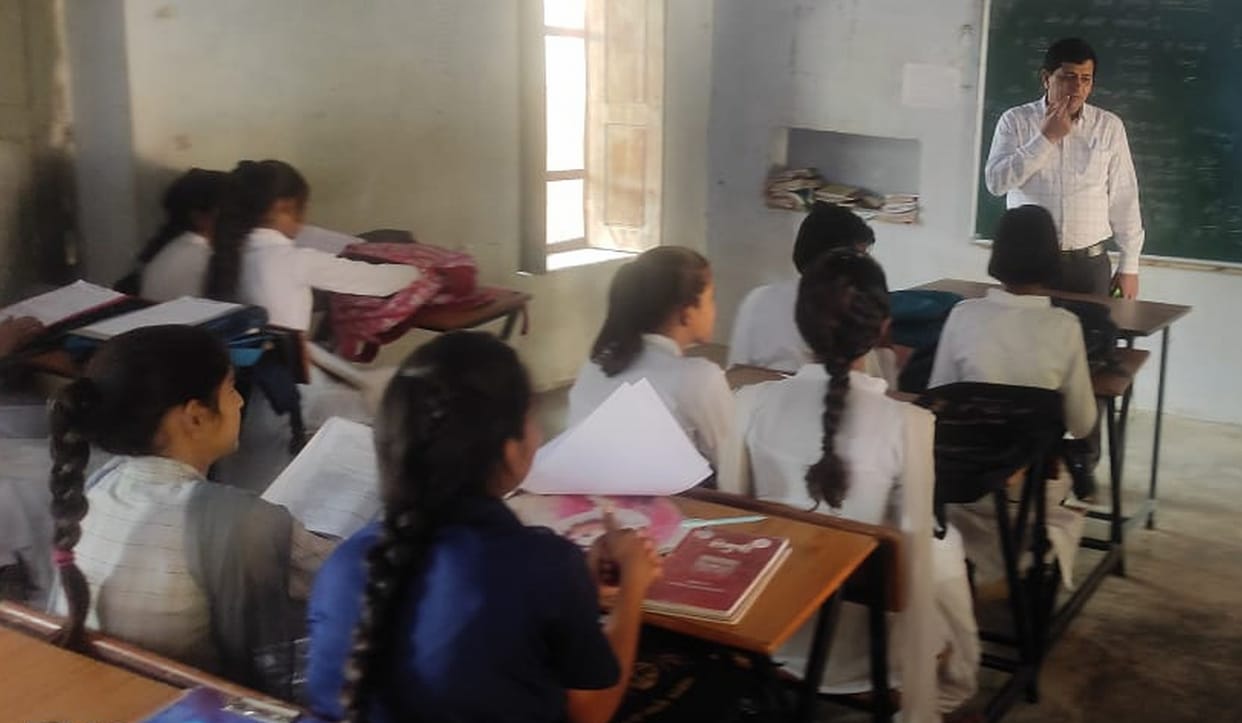 SDM did not find even a single student in two schools, found locks on three Anganwadi centers