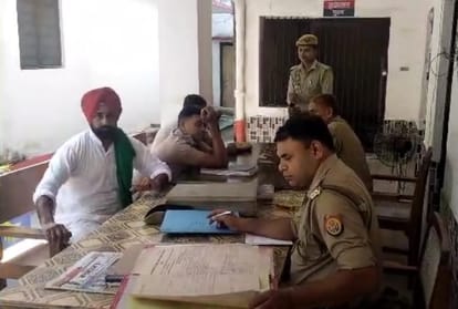 To prevent the fear of tigers from coming to light, the police detained the farmer leader in the police station.