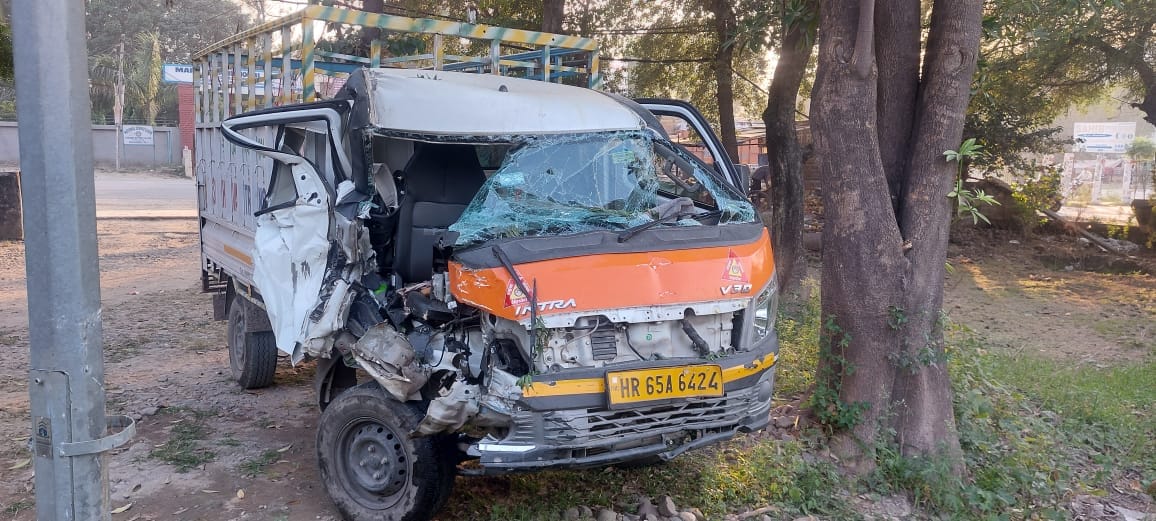 The axle of the vehicle running on the highway broke, the driver got down to see and became the victim of an accident.