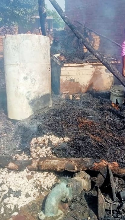 Fire broke out in a hut like house, goods worth one lakh turned into ashes.