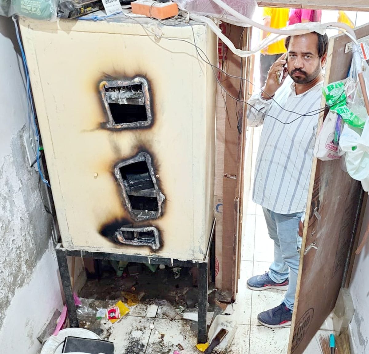 stole jewelery worth lakhs by breaking into the safe of the shop