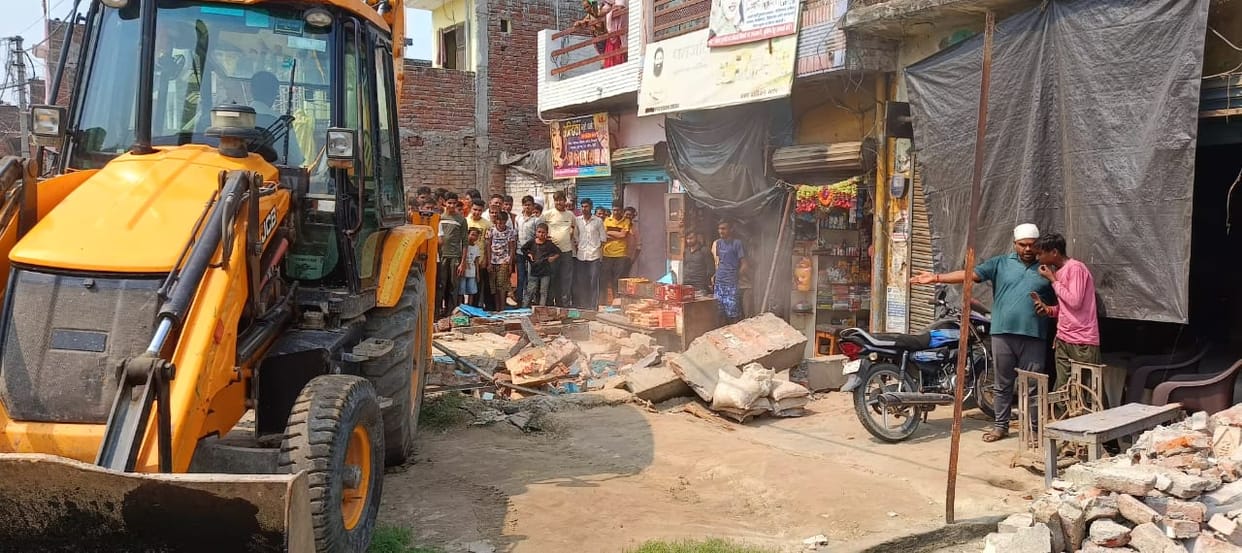 Bulldozer ran on houses and shops in Balpur