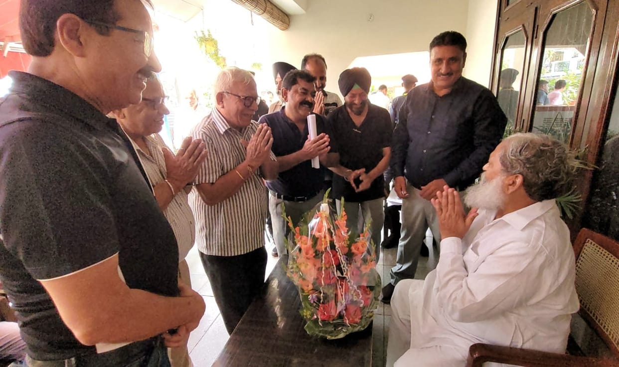Organizations are gathering at the Home Minister's residence to congratulate before the foundation stone of the domestic airport.