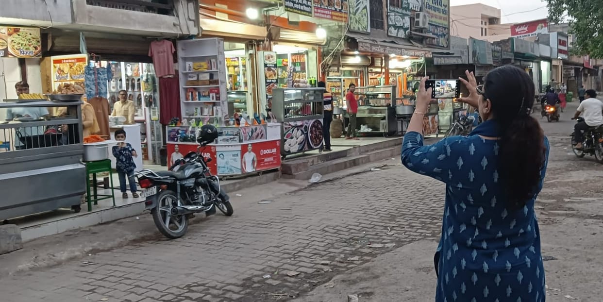 DC went out to take stock of the city, stopped the shopkeeper who was encroaching again, took his own photo