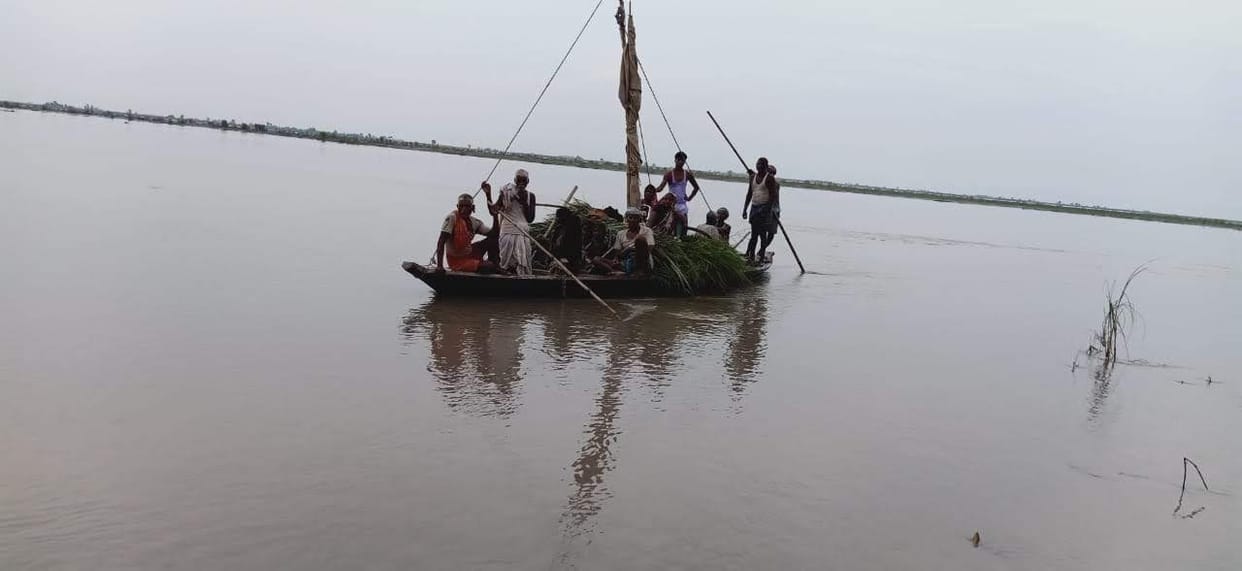 Decrease in water level of Gandak river, people engaged in farming