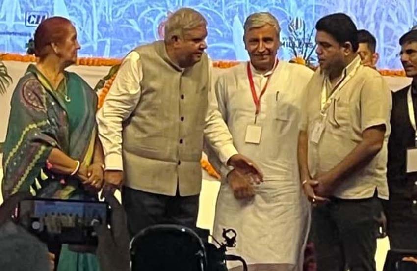 Farmer Sushil Kumar produced 80 maunds of wheat per acre at low cost, received honour.