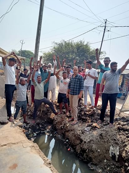 Pilibhit News: खोदकर छोड़े नाले के विरोध में लोगों ने किया प्रदर्शन As soon as the child entered the house, he called his mother and she became silent.