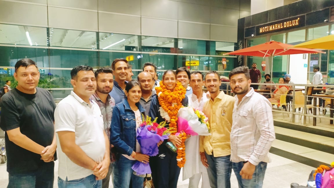 Medal winning daughter's family welcomes her at the airport