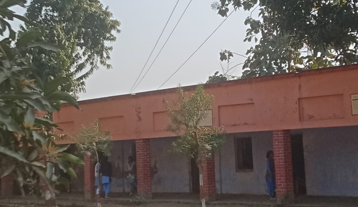 High tension line passes over houses, forced to live in fear