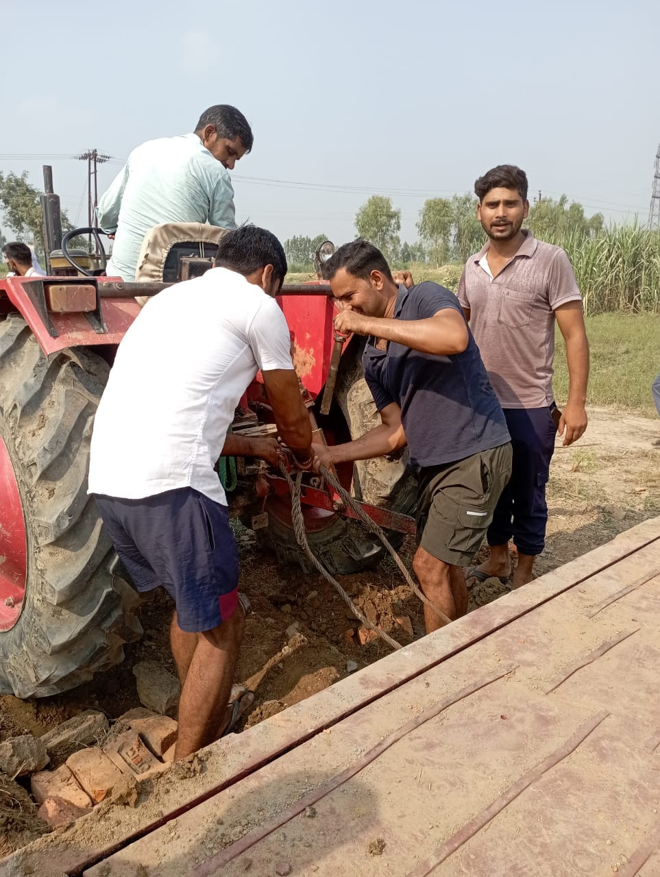 Farmers uprooted the weighing hook of Bilai Sugar Mill