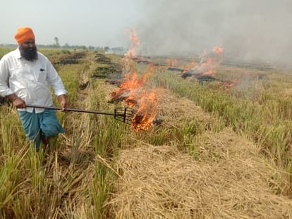 Pilibhit News: रोक के बाद भी किसान नेता ने जला डाली पांच एकड़ पराली There is a possibility of deteriorating atmosphere due to land dispute in Bundibhud village.