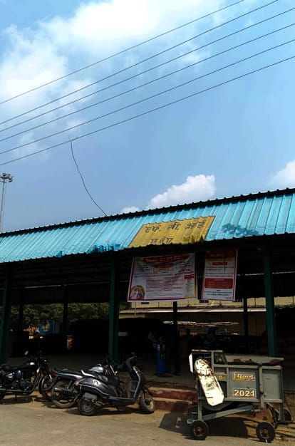 Paddy is being cleaned in the market by sieving