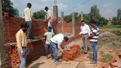 Pilibhit News: 31 तक पूरा कराएं पंचायत भवन, अंत्येष्टि स्थल का निर्माण Construction of Panchayat building and cremation ground should be completed by 31st.