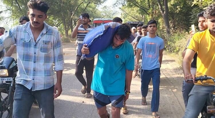 Satish of village Samain carried a 50 kg bag of sugar on his shoulder from village Bithamra.