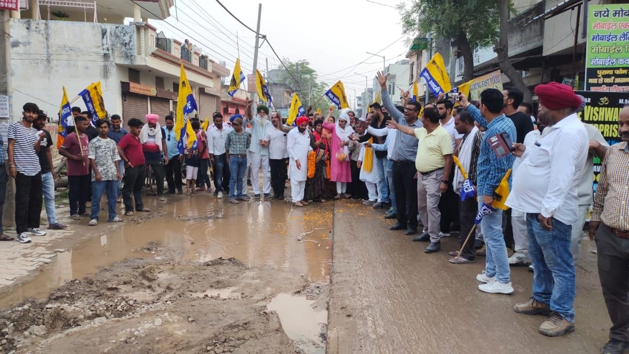 AAP takes out second Khadda Yatra in protest against broken roads of village Boh