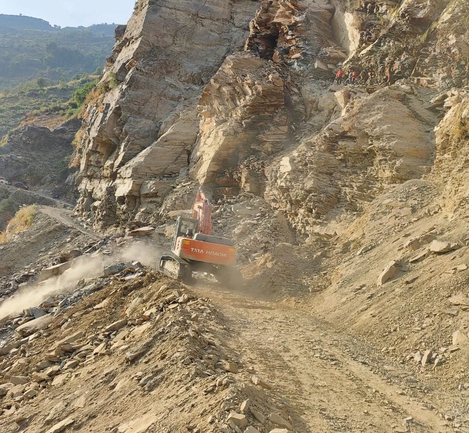 Danger from mountain on Teesa-Bairagarh road, ban on movement of vehicles at night