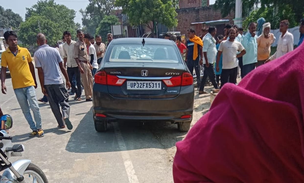 Brother and sister walking on foot were hit by a car, condition critical