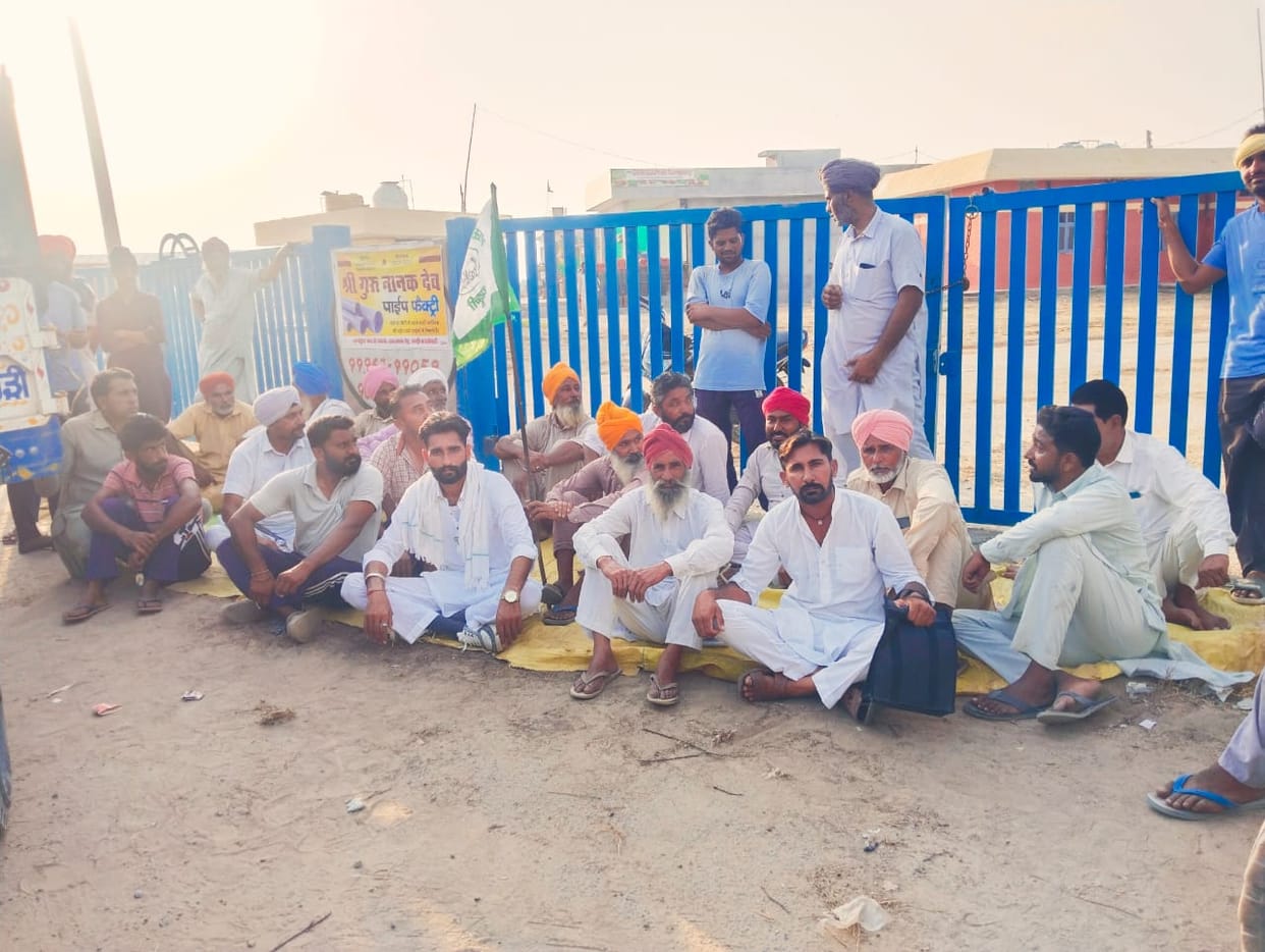 Farmers staged a protest by closing the gates of the market due to harvesting of paddy