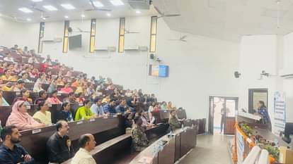 कार्यक्रम को संबोिधत करतीं एसोसिएट प्रोफेसर डॉ. सोनिया खजूरिया फोटो  स्वास्थ्य विभाग 