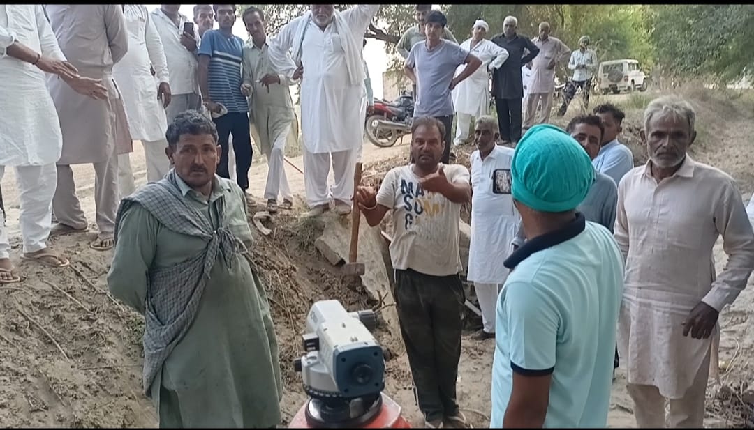 Farmers and irrigation department came face to face at Kaluana distributor, police force was called and work of the outlet was done