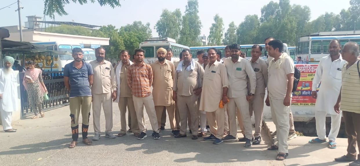 Drivers and conductors of private and roadways buses clashed over a dispute over bus timings.