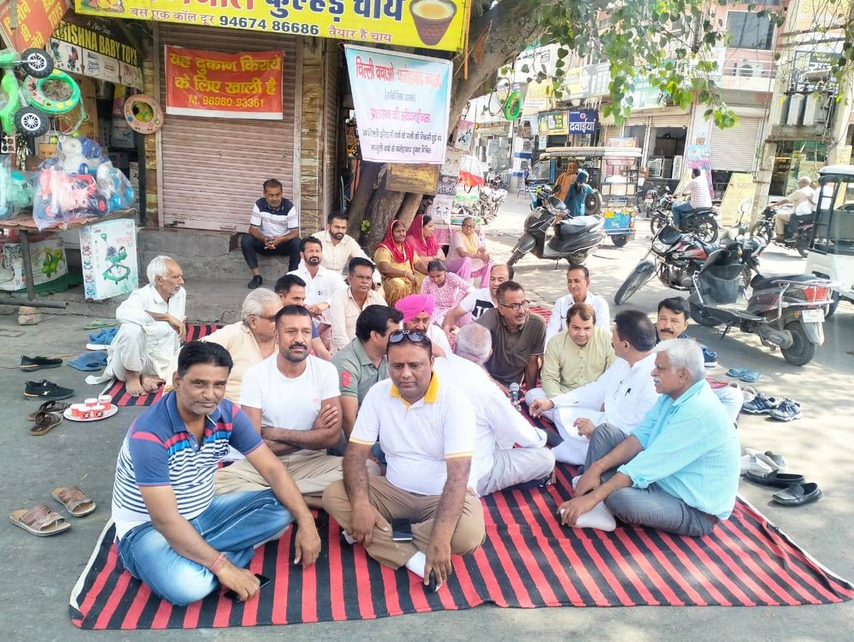Councilors and shopkeepers sit on strike after drainage drain is closed