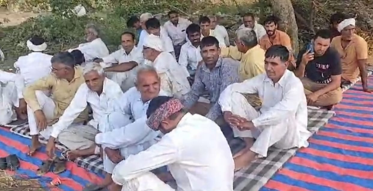 Farmers angry over not getting electricity tube well connection blocked Satnali Road