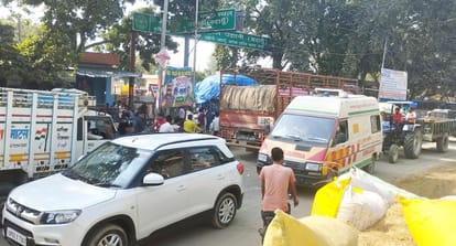 Jam in front of Ujhani Mandi again, many vehicles stuck