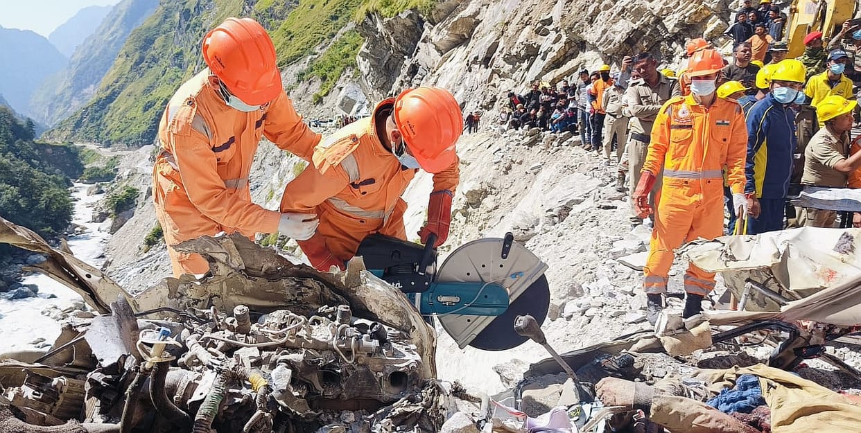 Seven mutilated bodies trapped in the vehicle were removed after removing the debris.