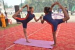 एसडी इंटर कालेज में आयोजित जनपदीय शैक्षिक क्रीडा प्रतियोगिता  में योग करती बालिकाएं। संवाद