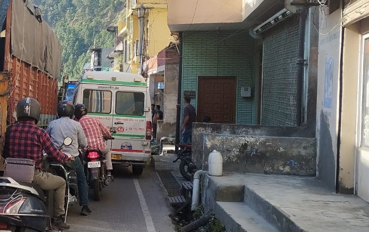 Ambulance carrying injured got stuck, took 25 minutes to travel one and a half kilometer