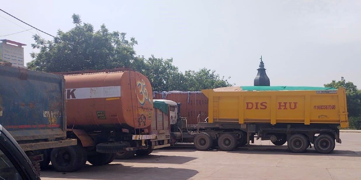 Vigilance seized 12 overloaded vehicles