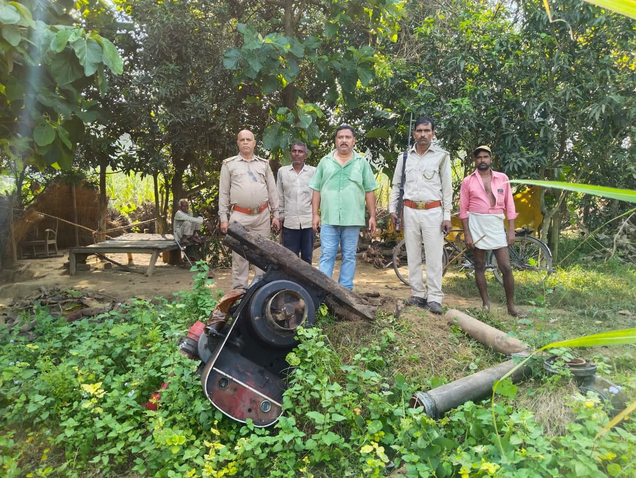 Nepali elephants broke the pumping set, destroyed the ponds lying in the fields.