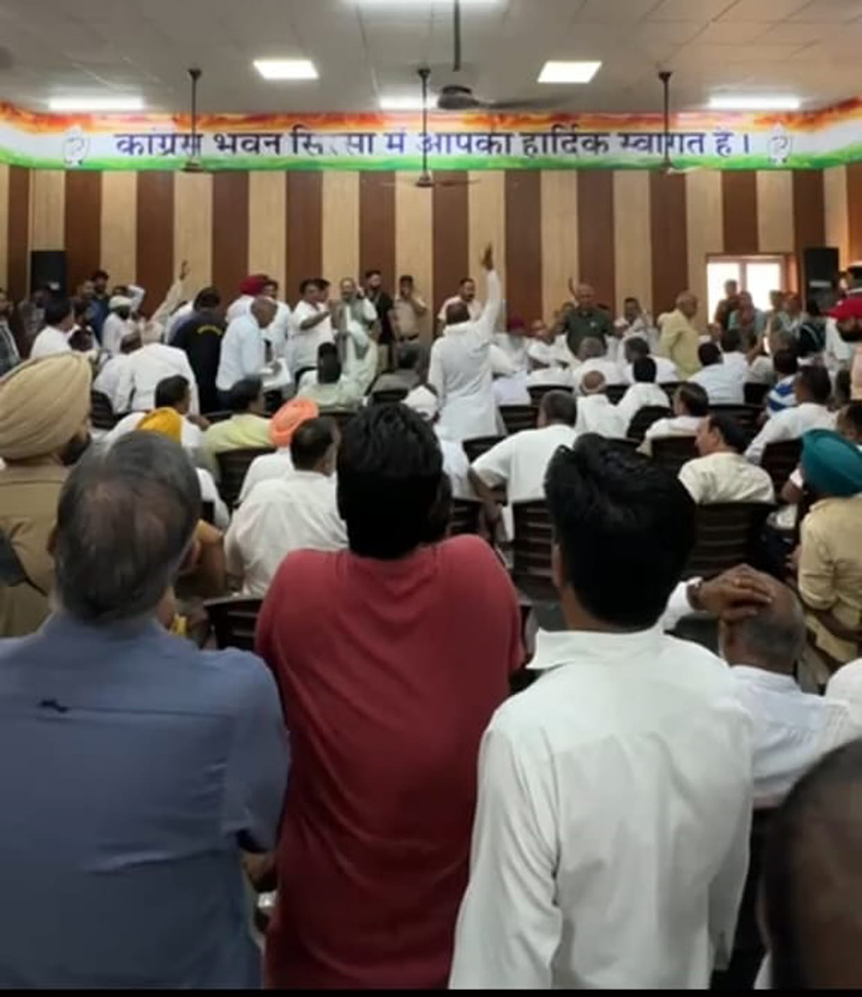 Workers of Hooda and Selja groups created ruckus in Congress meeting